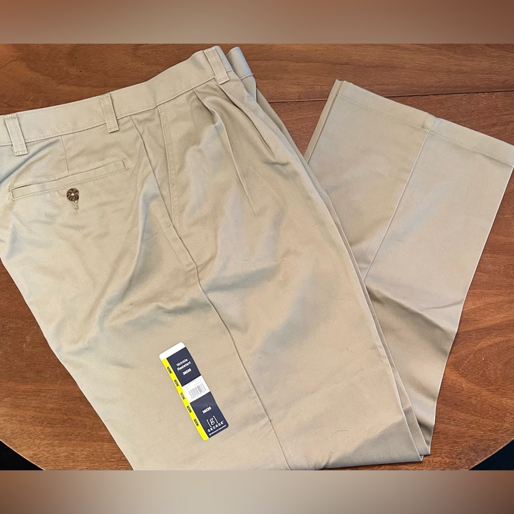 Men's Pleated Wrinkle Resistant Khaki
Pant New! Never Worn